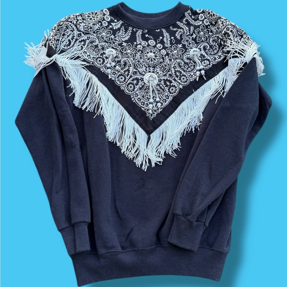 Vintage Hanes Sweatshirt with White fringe Detailing - Picture 2 of 4